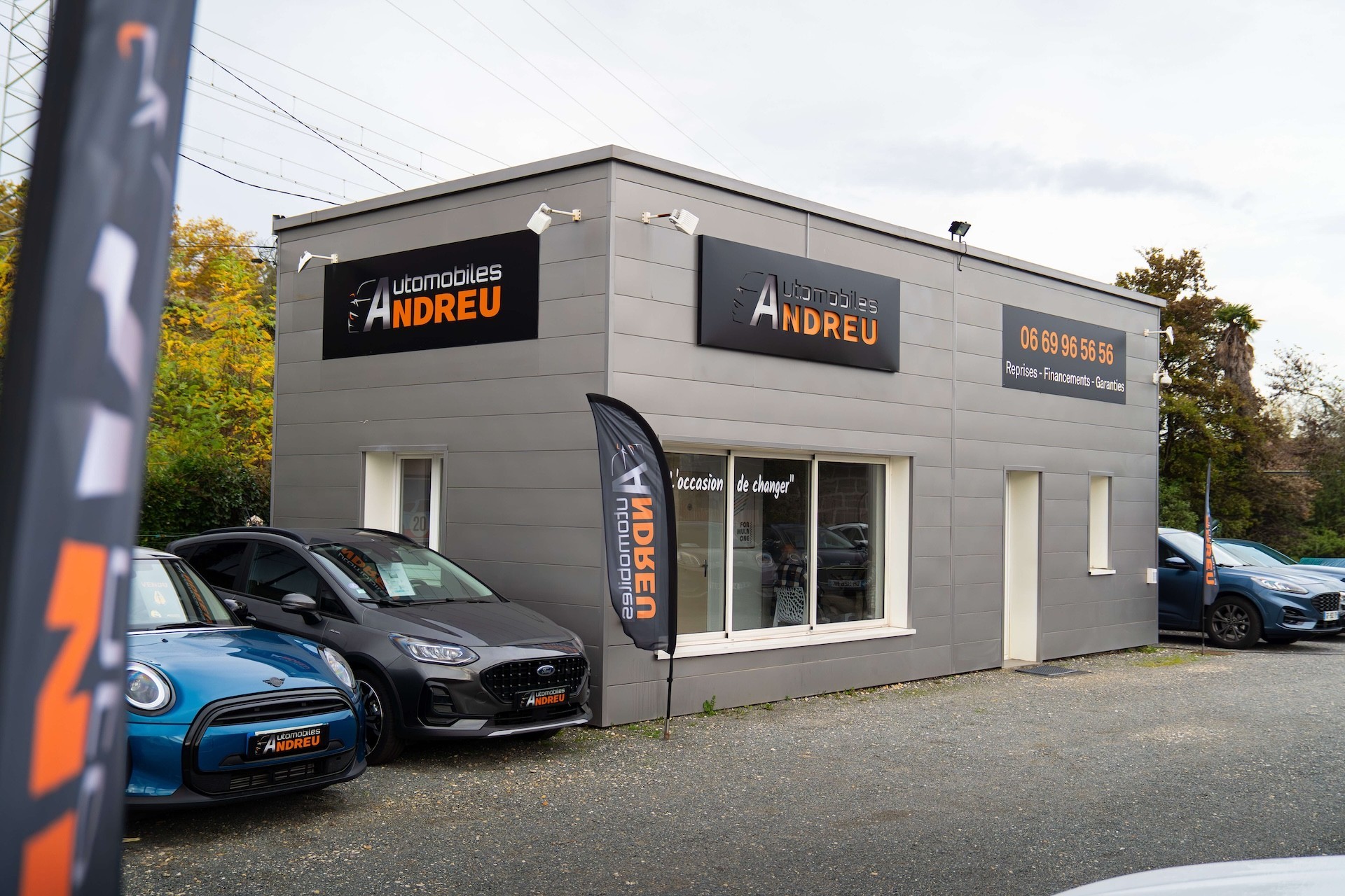 Façade du garage Automobiles Andreu à Mérignac, avec plusieurs véhicules devant l’entrée.