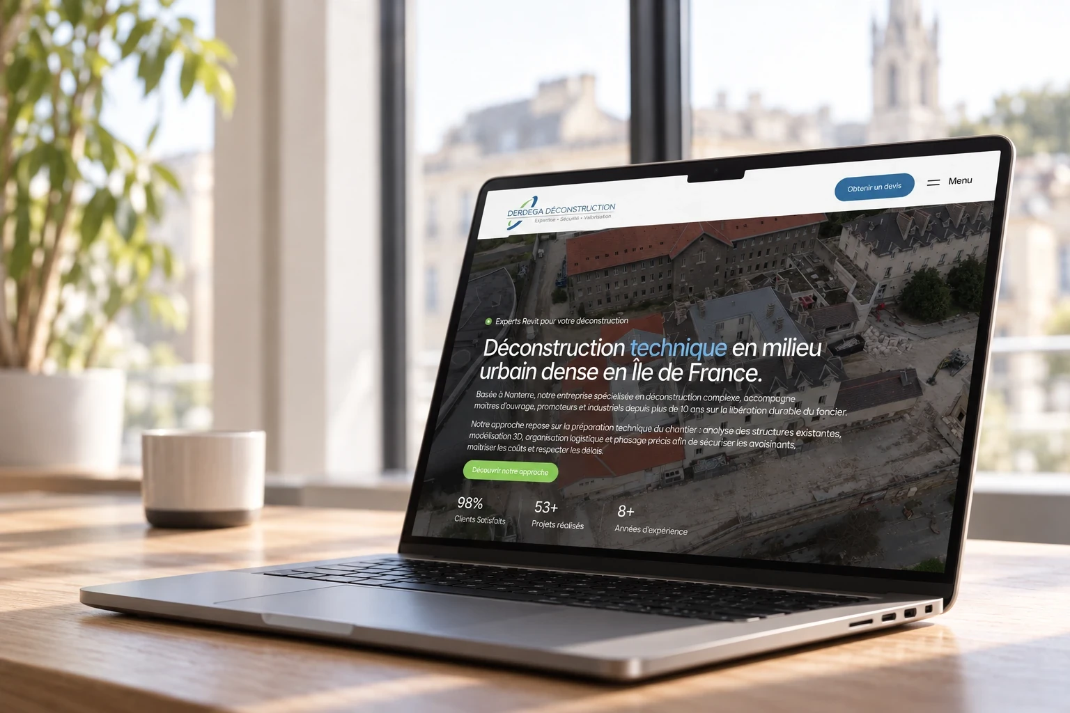 Site Derdega Déconstruction présenté sur un MacBook, photographié de profil sur un bureau.