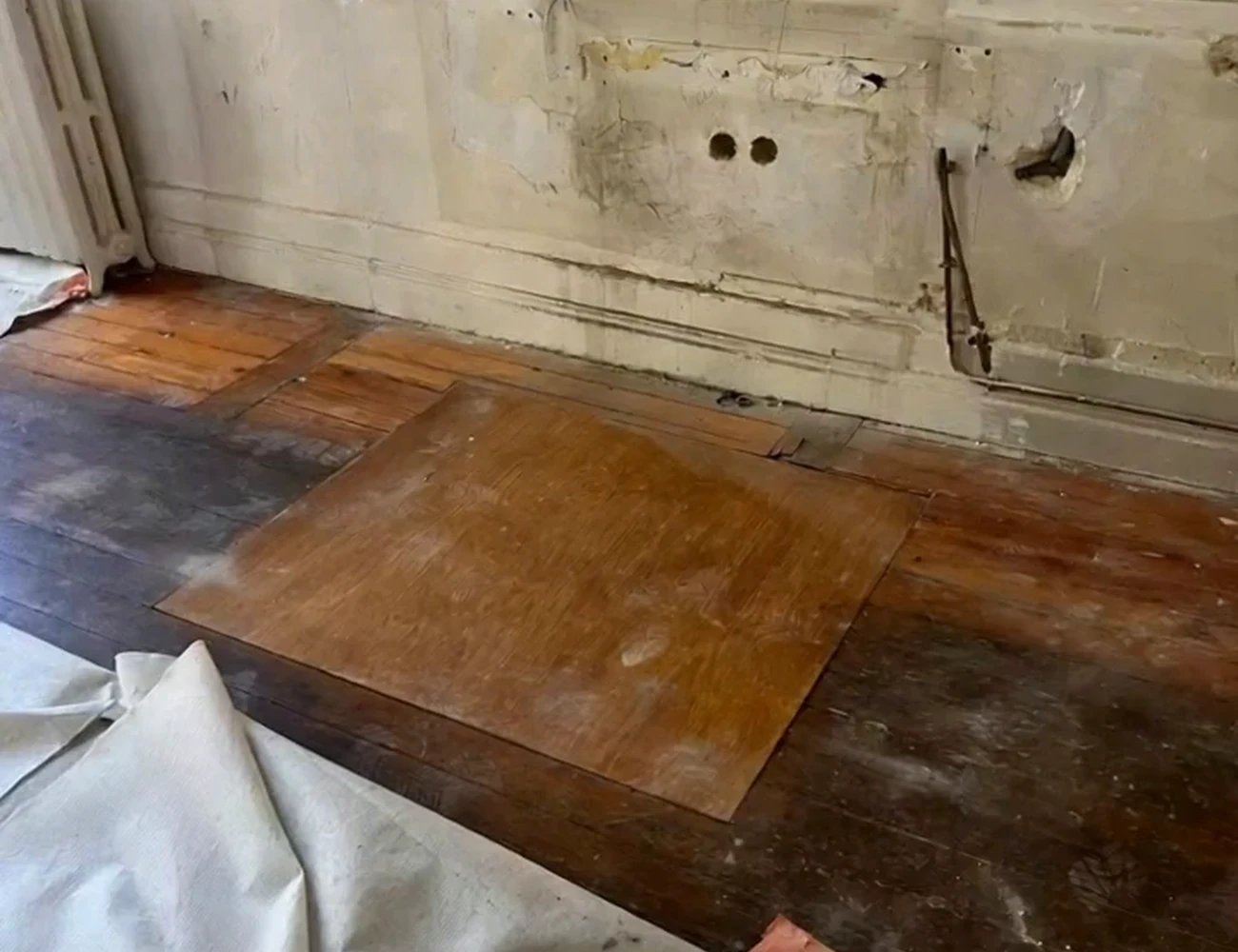 Pièce en chantier : parquet ancien avant sa rénovation.