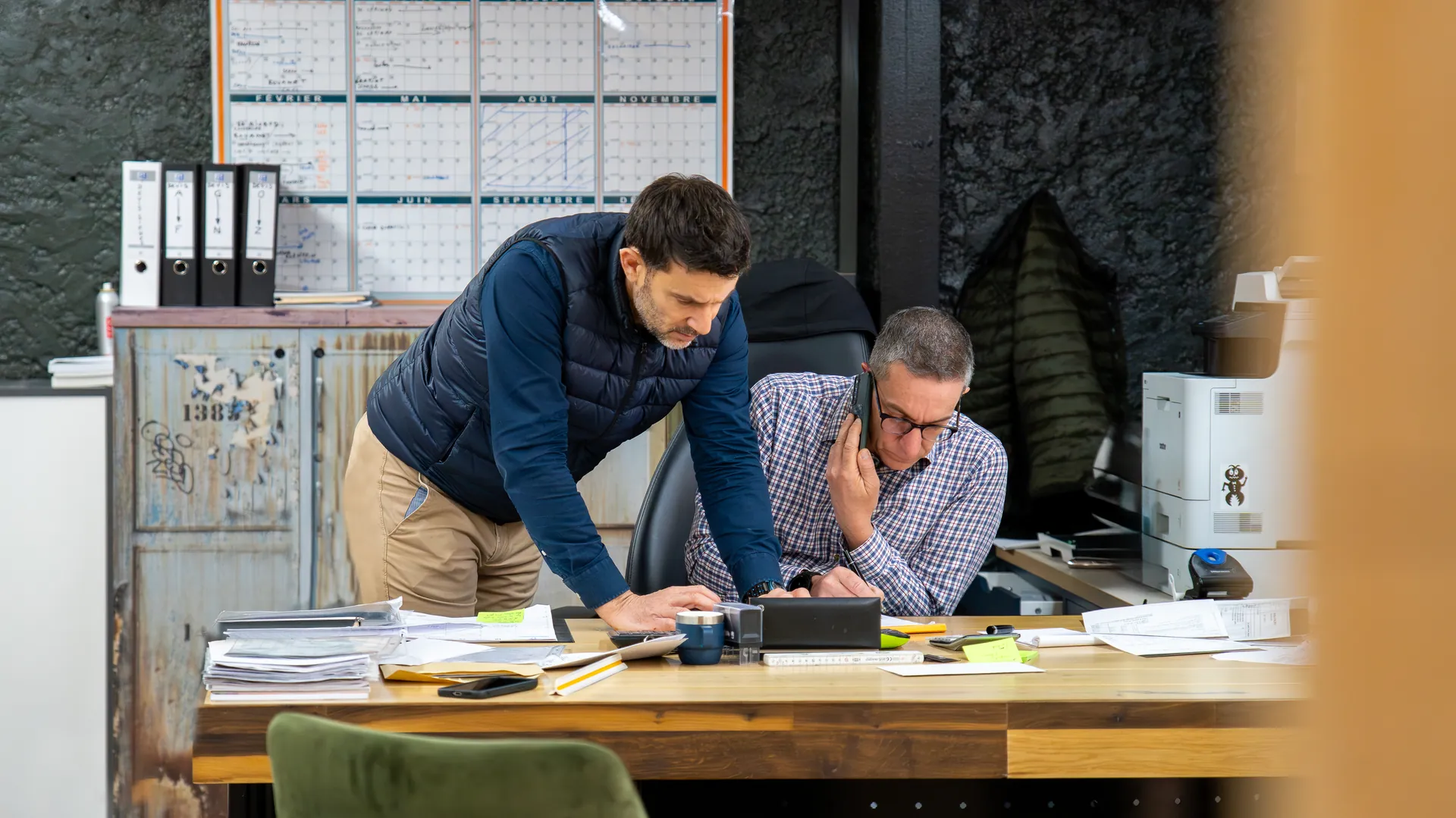 Deux membres de l’équipe Aliénor Parquet travaillent ensemble au bureau du showroom.