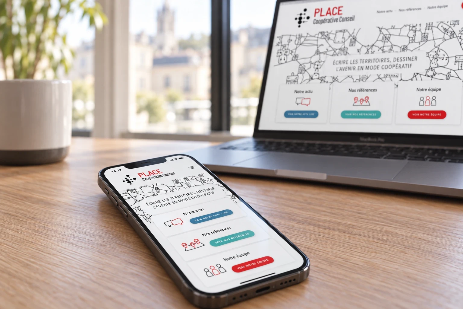 Version mobile du site PLACE Coopérative Conseil sur iPhone, avec la version MacBook en arrière-plan.