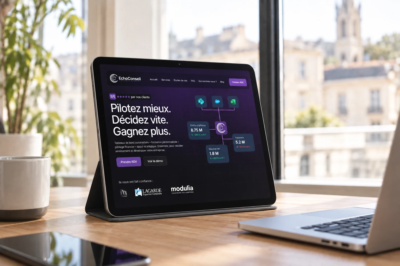 Site Echo Conseil affiché sur un iPad posé sur son support au bureau.