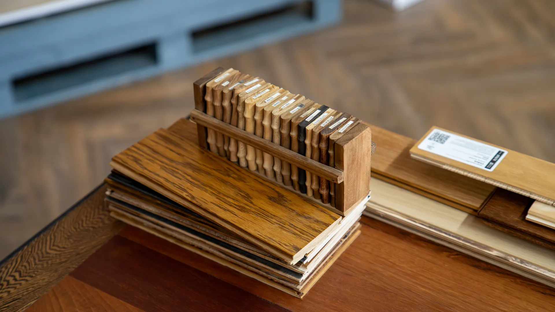Échantillons de finitions de parquet dans le showroom Aliénor Parquet : un lieu à présenter avant un premier rendez-vous.